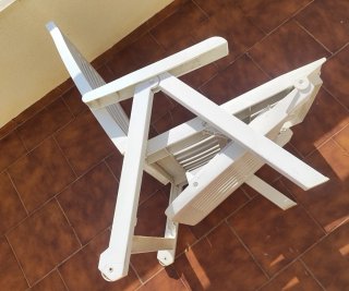 Tumbona blanca de madera y plástico