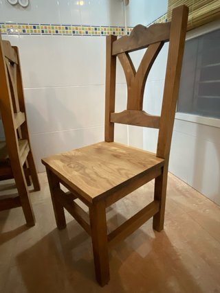 Mesa de comedor de pino macizo + 4 sillas.