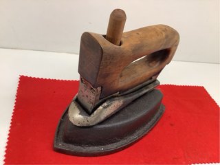 Plancha antigua de hierro con asa madera