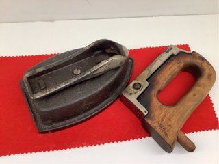 Plancha antigua de hierro con asa madera