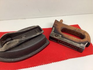 Plancha antigua de hierro con asa madera