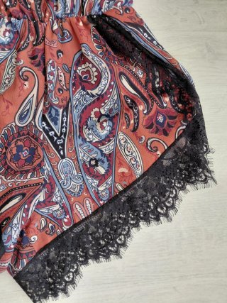 Mono corto estampado paisley con encaje
