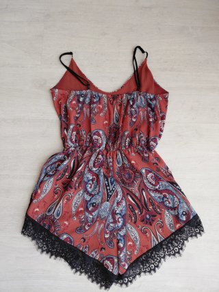 Mono corto estampado paisley con encaje