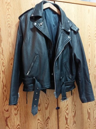 Chaqueta de piel negra estilo motero