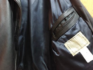 Chaqueta de piel negra estilo motero