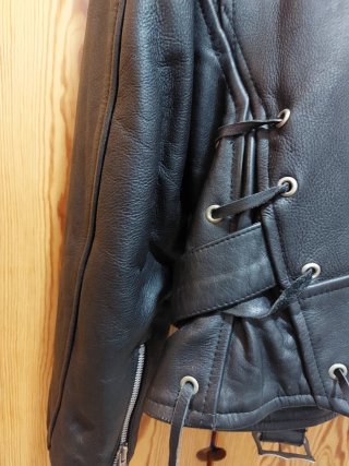 Chaqueta de piel negra estilo motero