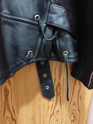 Chaqueta de piel negra estilo motero