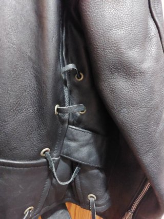 Chaqueta de piel negra estilo motero
