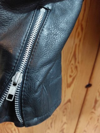 Chaqueta de piel negra estilo motero