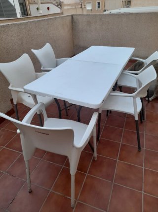 Mesa de catering y 5 sillas de terraza