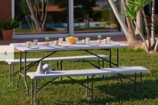 Mesa de catering y 5 sillas de terraza