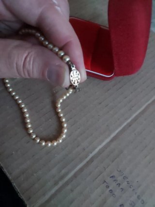 Collar de perlas con estuche y plata