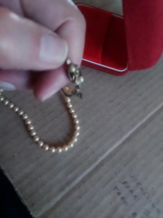 Collar de perlas con estuche y plata
