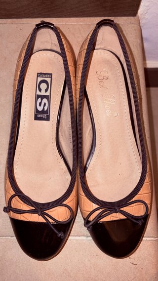 Zapatos planos CS Shoes beige y negro T.37