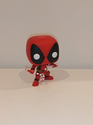 Funko Pop Deadpool con bastones de caramelo