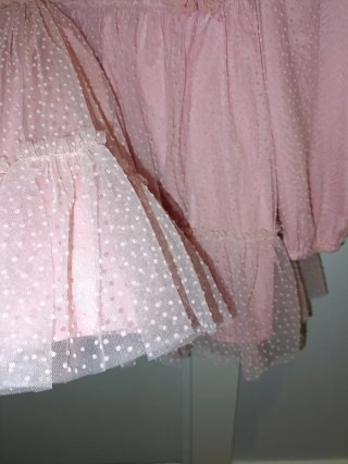 Vestido rosa con volantes y topos