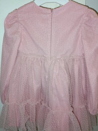 Vestido rosa con volantes y topos