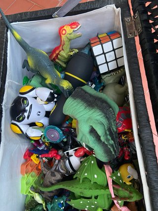 Baúl de juguetes con figuras variadas