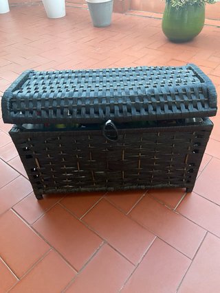 Baúl de juguetes con figuras variadas