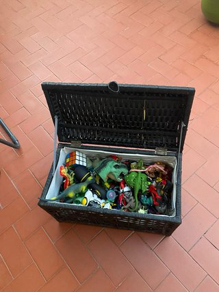 Baúl de juguetes con figuras variadas