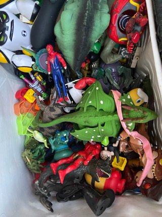 Baúl de juguetes con figuras variadas