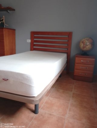 Cama 105 con base tapizada de madera