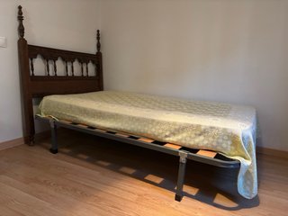 Cama 105cm, somier, colchón, mesa estudio y silla