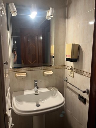Lavabo y espejo de baño