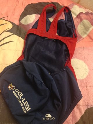 Bañador y gorro Sagrat Cor azul y rojo