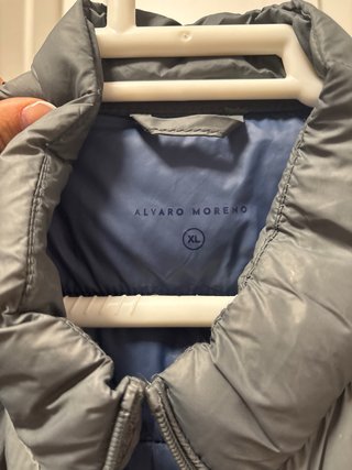 Chaleco de plumas gris y azul