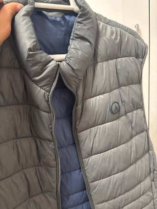 Chaleco de plumas gris y azul