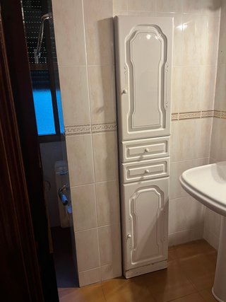 Mueble de baño blanco y madera