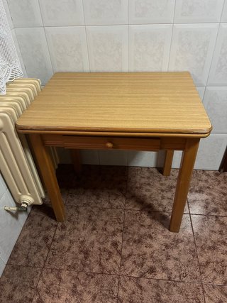 Mesa de madera con cajón