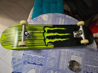 Monopatín Monster Energy