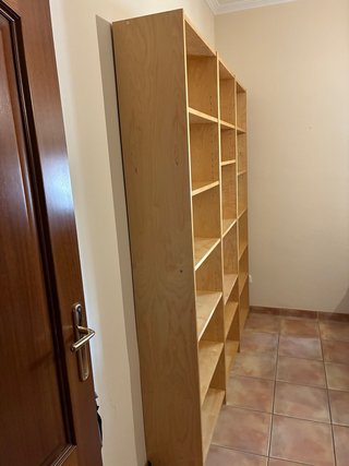 6 Estanterías de madera y mesa para ordenador