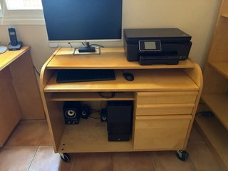 6 Estanterías de madera y mesa para ordenador