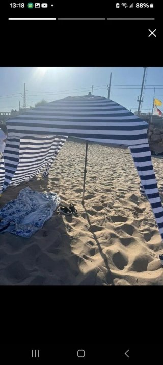 Carpa de playa azul y blanca tipo sombrilla