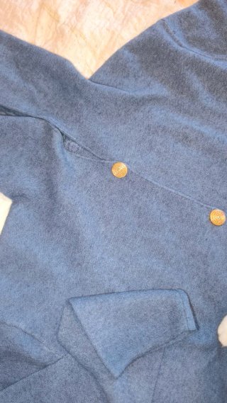 Chaqueta gris con botones y capucha
