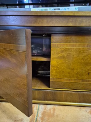 Mueble TV salón clásico con vitrinas iluminadas