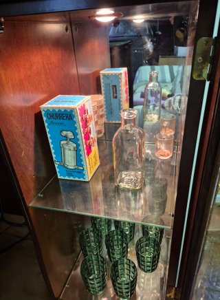 Mueble TV salón clásico con vitrinas iluminadas