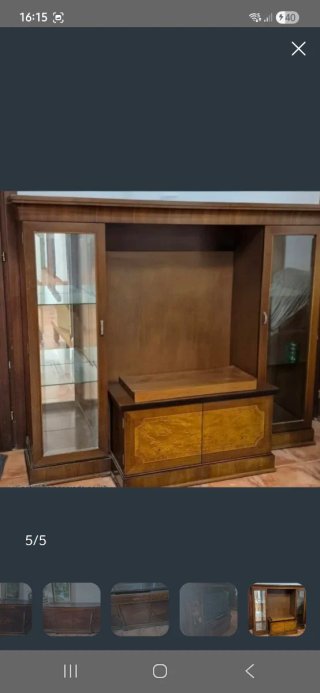 Mueble TV salón clásico con vitrinas iluminadas