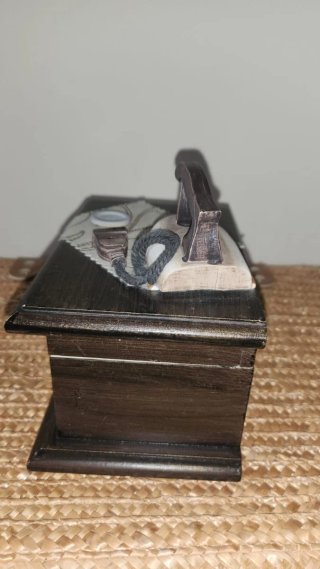 Caja de madera decorada con plancha