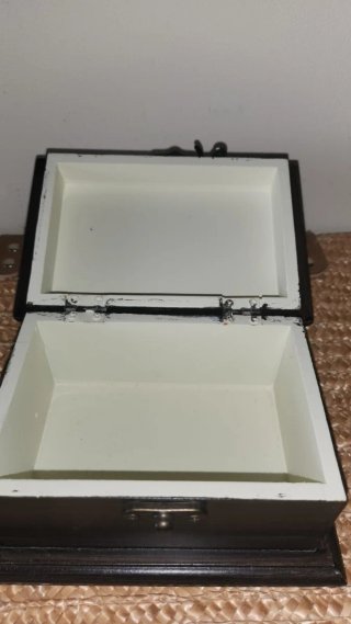 Caja de madera decorada con plancha