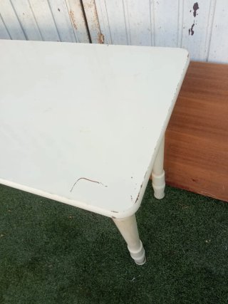 Mesa auxiliar blanca