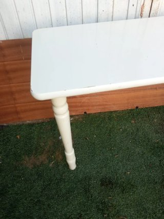 Mesa auxiliar blanca
