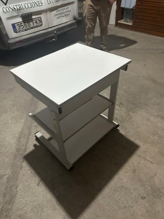 Mesa de oficina con ruedas