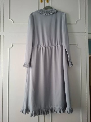 Vestido gris de fiesta con volantes
