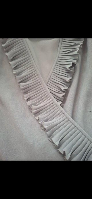 Vestido gris de fiesta con volantes