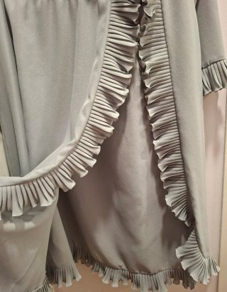 Vestido gris de fiesta con volantes