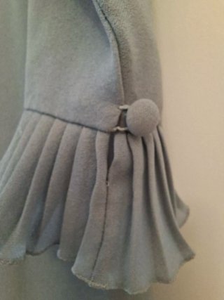 Vestido gris de fiesta con volantes